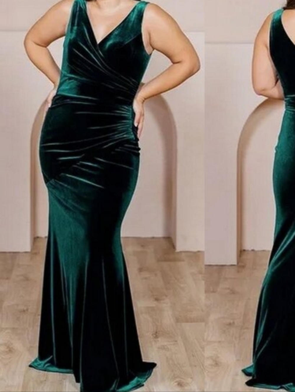 Revelry Dawson Velvet Dress in Classic Emerald